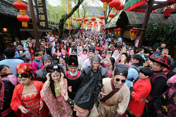 杭州宋城游客和股东齐穿越，创最多人穿古装游景区世界纪录
