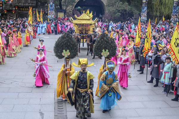杭州宋城游客和股东齐穿越，创最多人穿古装游景区世界纪录