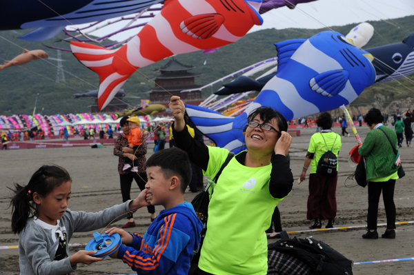 舟山岱山岛风筝锦标赛开赛  各式风筝争奇斗艳